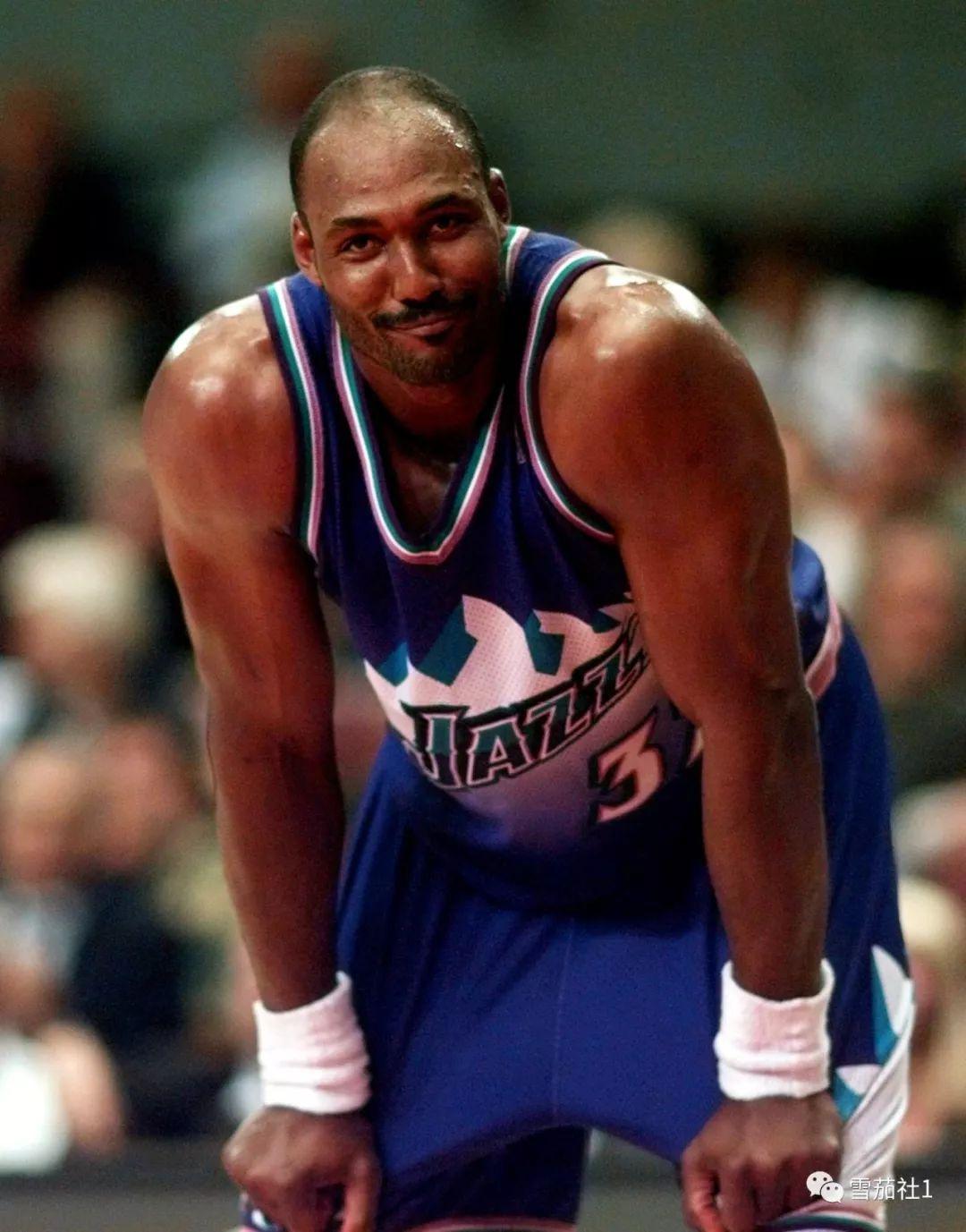 离巴黎奥运50天 法国在埃菲尔铁塔挂上奥运五环标志